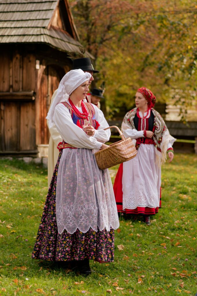 „Tradycja Strojem Pielęgnowana” – sesja plenerowa z dawną wsią polską w tle