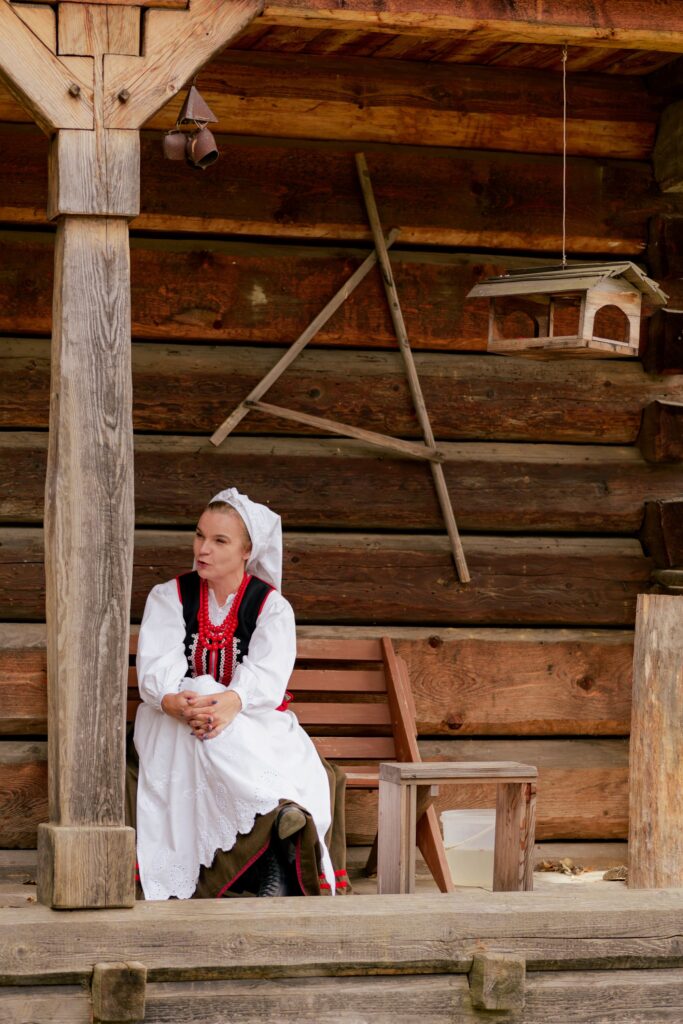 „Tradycja Strojem Pielęgnowana” – sesja plenerowa z dawną wsią polską w tle